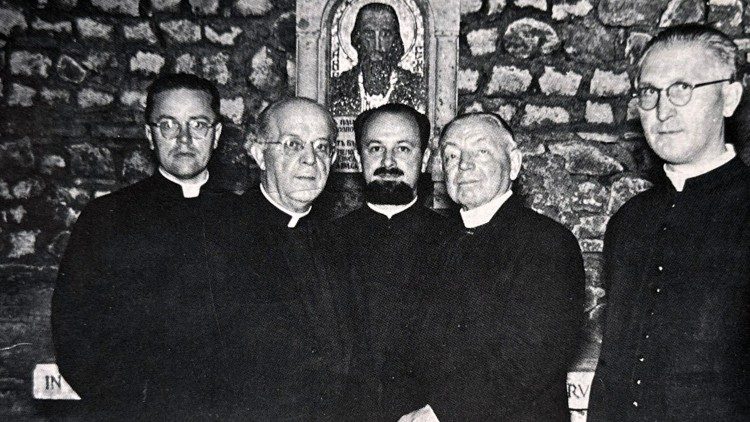 Pri hrobe sv. Cyrila v Ríme: (sprava) A. Botek, Mons. Mlynarovič, M. Lacko SJ, J. Lach a Mons. Náhalka 