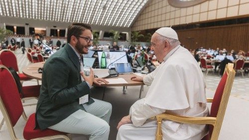 Wyatt Olivas bittet Papst Franziskus um seine Unterschrift