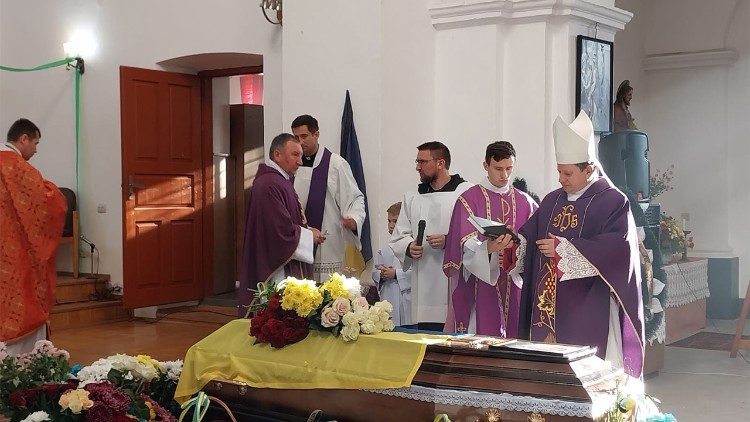 Il vescovo Vatalij Skomarovskyj ai funerali di un soldato ucraino