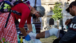 Cure mediche ai migranti della rotta balcanica che arrivano a Trieste spesso con ferite ai piedi e alle gambe (foto concesse dall'associazione "Linea d'Ombra")