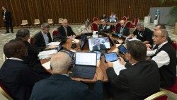 Die erste Sitzungsrunde der Bischofssynode im Oktober 2023 war durch runde Tische und Dialog gekennzeichnet 