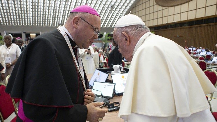 2023.10.30 il vescovo Aliaksandr Jasheuski Bielorussia incontra Papa Francesco durante il Sinodo 2023