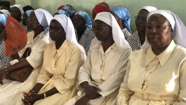 Participants à la messe de clôture de l'année dédiée à l'Esprit-Saint dans l'archidiocèse de Yaoundé au Cameroun