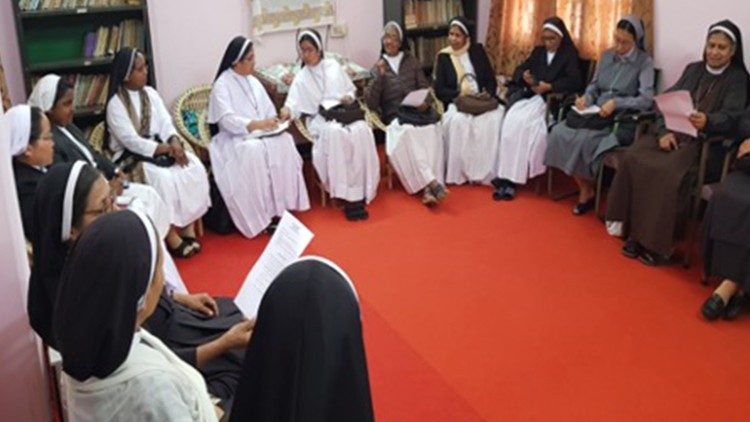 Religiosas participam numa reunião pré-sinodal