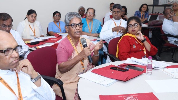 Sor Elsa, secretaria de la Conferencia de Religiosos de la India, en su informe a la reunión sinodal de Bangalore, India