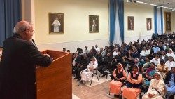 रोम में भारतीय पुरोहितों एवं धर्मबहनों को सम्बोधित करते सीसीबीआई के अध्यक्ष कार्डिनल फिलीप नेरी
