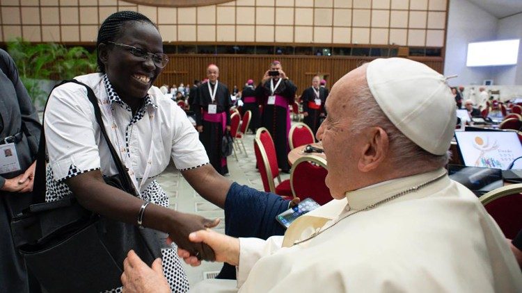 Schwester Solange Sia grüßt Papst Franziskus bei den Synodenarbeiten im Vatikan