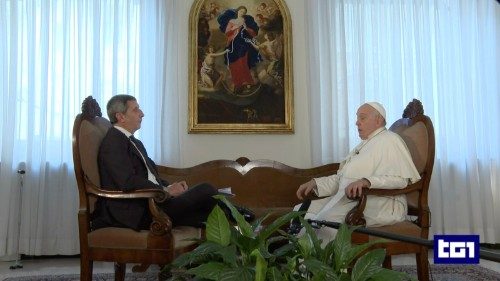 Papst Franziskus beim Interview mit dem TG1-Leiter Gian Marco Chiocci (links)