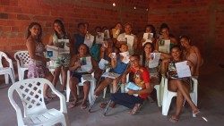 Leuvan (agachado) junto às comunidades que atua no Brasil