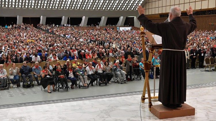 Kardinolas R. Cantalamessa OFM cap atsinaujinimo Dvasioje judėjimo susitikime Pauliaus VI salėje Vatikane (2023 lapkričio 2 d.)