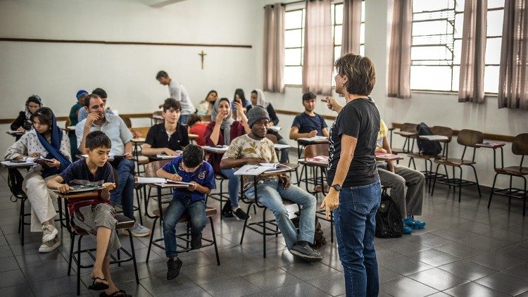 Tanto na Missão Paz, em São Paulo, quanto no Cibai, em Porto Alegre, os migrantes têm acesso a cursos gratuitos de português para superar a primeira barreira à integração: o idioma (Giovanni Culmone/Global Solidarity Fund)