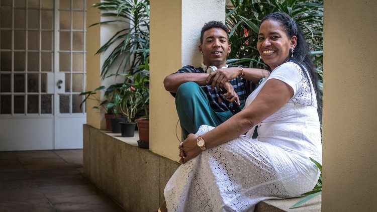 O filho mais novo de Martha María Gavilán acaba de chegar em São Paulo, vindo de Cuba. A experiência da sua mãe o ajudará no processo de adaptação à nova cultura vivida pelos migrantes (Giovanni Culmone/Global Solidarity Fund)