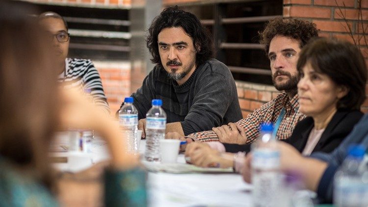 Psychologist Rodrigo Lages e Silva (in the middle) explains that the difficulties faced by migrants in the process of integration can create feelings of rootlessness and deep malaise. (Giovanni Culmone/Global Solidarity Fund)