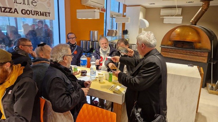 El cardenal Krajewski almuerza con algunos invitados de este servicio
