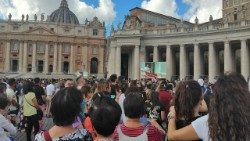 Assembleia sinodal na Praça de São Pedro, Roma - foto Lusofonias