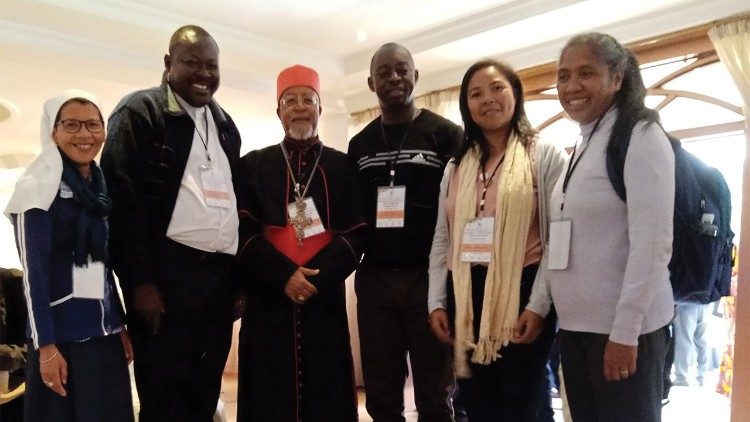 Sr. Solange (links) mit Teilnehmern an der Kontinentalen Synodalversammlung in Afrika und Kardinal Berhaneyesus Demerew Souraphiel CM, Erzbischof-Metropolit von Addis Abeba