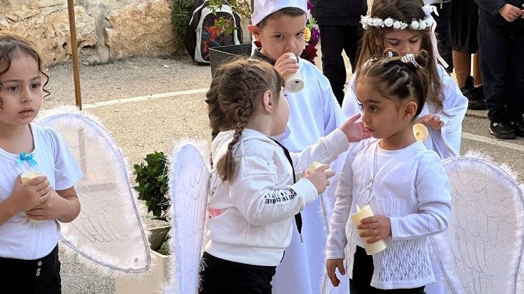 Иерусалим, дети молятся о мире