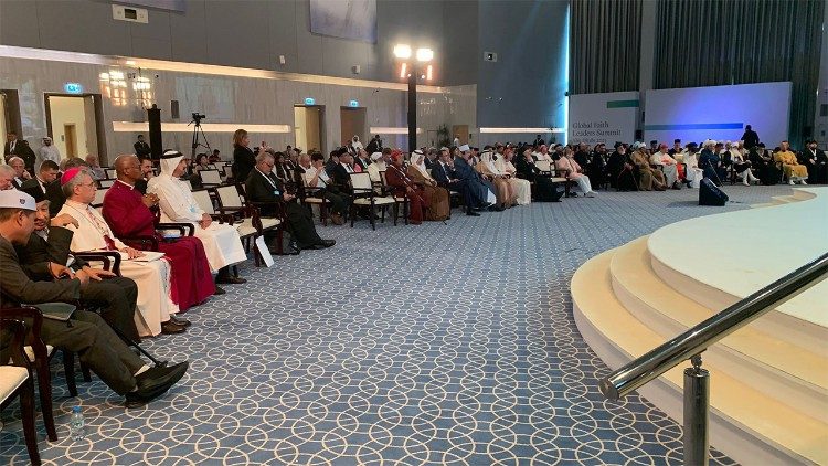 Um momento da Global Faith Summit em Abu Dhabi
