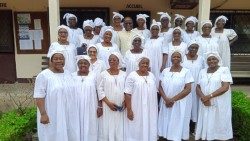 Membres du bureau national des Dames apostoliques du Cameroun, après la session.
