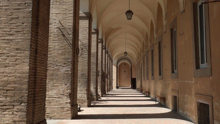 Pórtico del monasterio benedictino de Santa Cecilia en Trastevere.