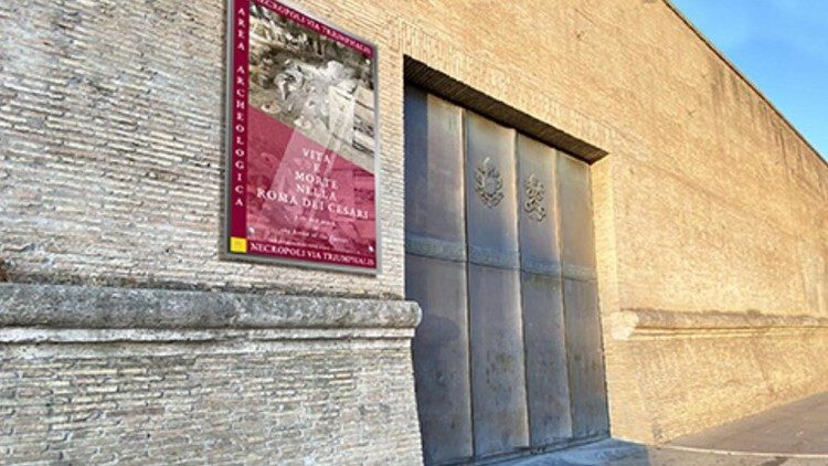 Šv. Rožės vartai į Vatikano Nekropolį prie Triumfo kelio