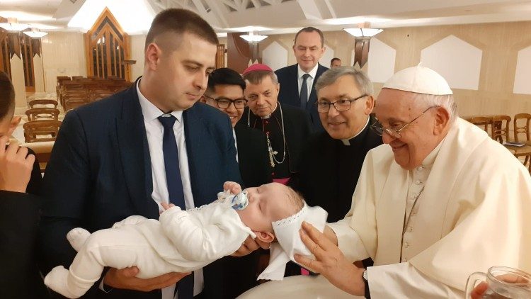 Sveti Otac krstio je tromjesečno ukrajinsko dijete u kapelici Doma Svete Marte u Vatikanu