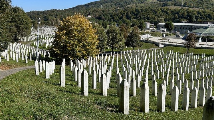 Das Mahnmal für die über 8.000 Muslime, die 1995 in Srebrenica von bosnischen Serben ermordet wurden