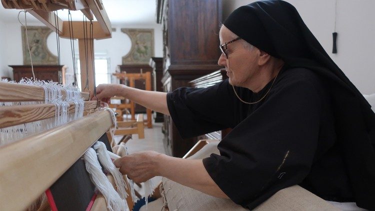 Weaving in the Monastery of Santa Cecilia (A. Poce)