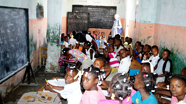 In Cité Soleil unterhält die Ordensgemeinschaft acht kleine Schulen für 1.500 Kinder 