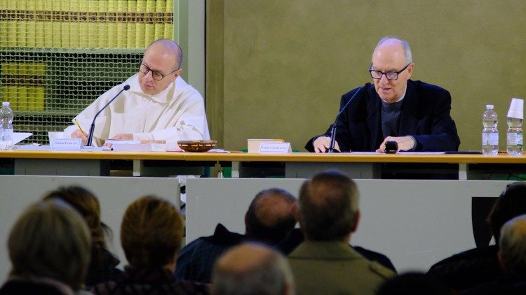 Al tavolo dei relatori padre Fabio Ciardi (a destra)