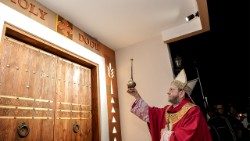 2023.11.10'अबू धाबी में संत जोसेफ महागिरजाघऱ में पवित्र मिस्सा के दौरान ‘पवित्र द्वार’ खोला गया