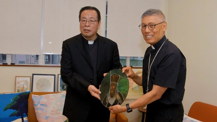 Đức Hồng y Stephano Chủ Thụ Nhân, Giám mục Hồng Kông, và Đức Tổng Giám mục Giuse Lý Sơn của giáo phận Bắc Kinh 