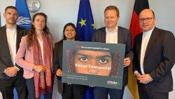 Bei der Übergabe der Petition gegen Zwangsehen in Pakistan: Pfarrer Bingener, ganz rechts, neben ihm Frank Schwabe, Bundesbeauftragter für Religionsfreiheit weltweit