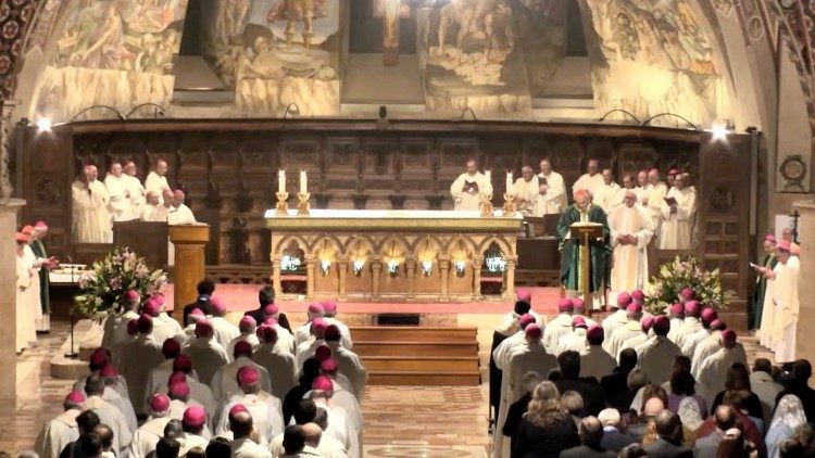 La Messa per la pace ad Assisi celebrata dal cardinale Zuppi ad Assisi