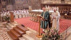 Il cardinale Matteo Zuppi durante la Messa per la pace ad Assisi