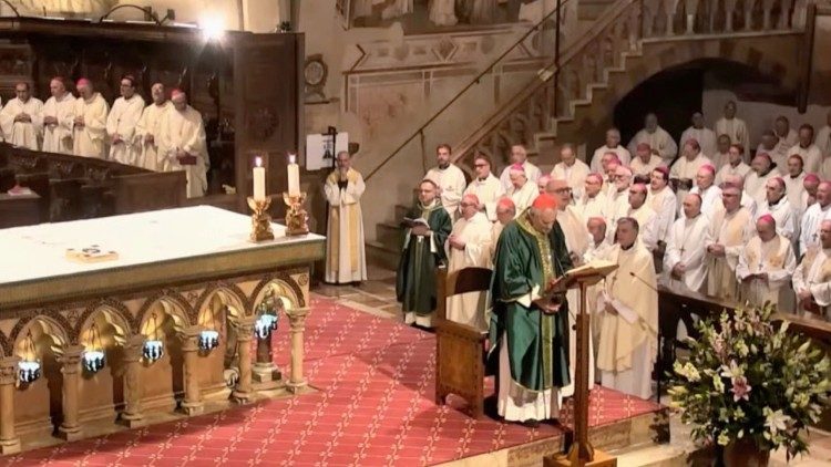La Messa per la pace celebrata dal cardinale Zuppi ad Assisi