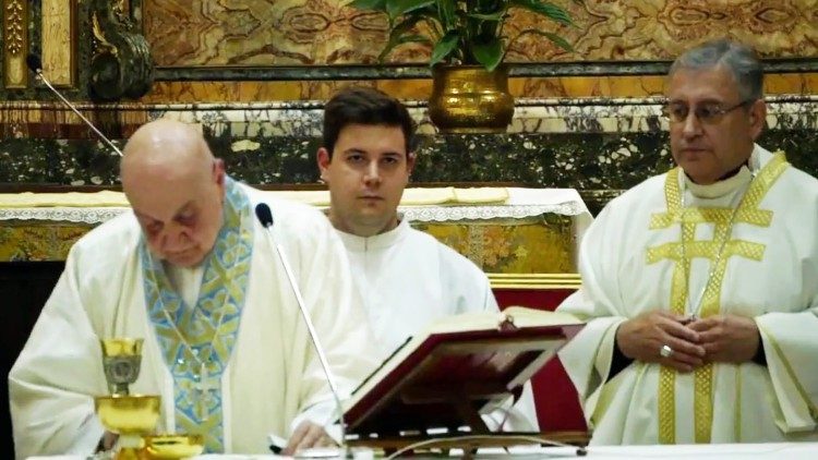 Кардинал Комастри и бискупот Стојанов на света Литургија во Рим