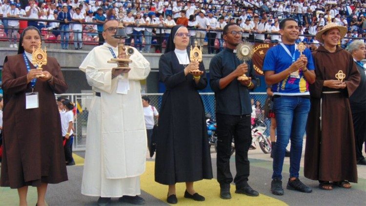 Religiosas, religiosos, sacerdotes y laicos presentan las reliquias de los patronos del encuentro