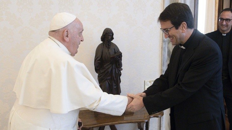El nuevo obispo con el Papa Francisco 