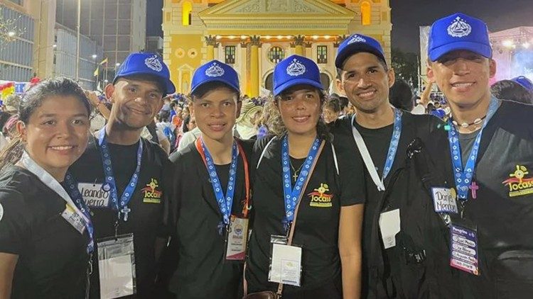 Jóvenes voluntarios de la ENAJO2023 frente a la Basílica de Nuestra Señora de la Chiquinquirá, Patrona de Maracaibo.