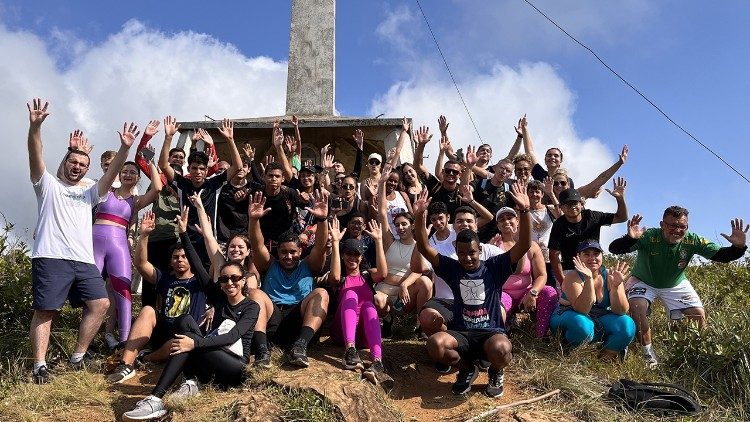 Jovens junto à Cruz no Morro da Pedra do Cruzeiro