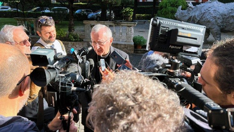 Kardinál státní sekretář Pietro Parolin v rozhovoru s novináři u italského velvyslanectví při Svatém stolci 