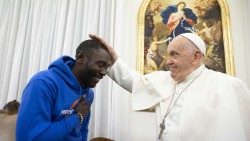 Il Papa benedice il migrante Pato al termine dell'incontro