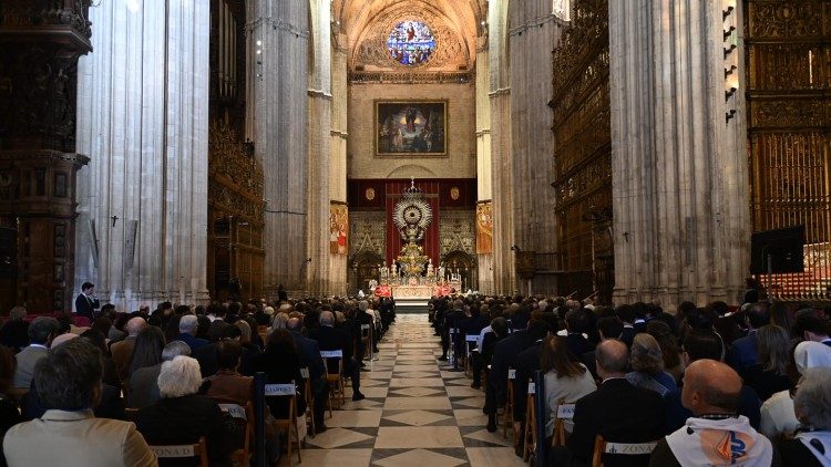 Celebración Eucarística en la catedral de Sevilla, España