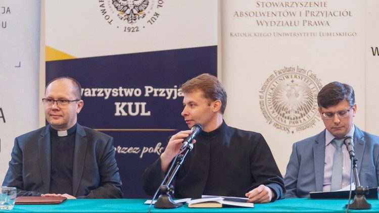 O. Mateusz Ignacik na konferencji, 17 listopada 2023 r.