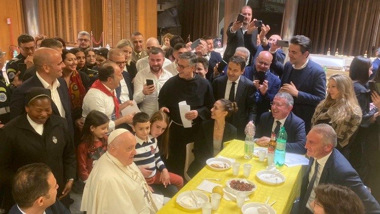 Francisco janta com voluntários na Sala Paulo VI