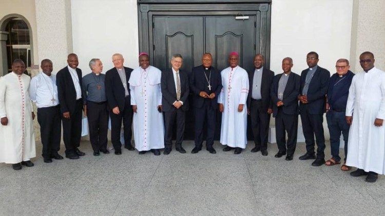 Paolo Ruffini au milieu de quelques évêques africains en charge des communications sociales