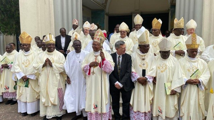 Messe d'ouverture CEPACS: Paolo Ruffini entre le cardinal Ambongo, président du SCEAM, et Mgr Alfred Martins, archevêque de Lagos