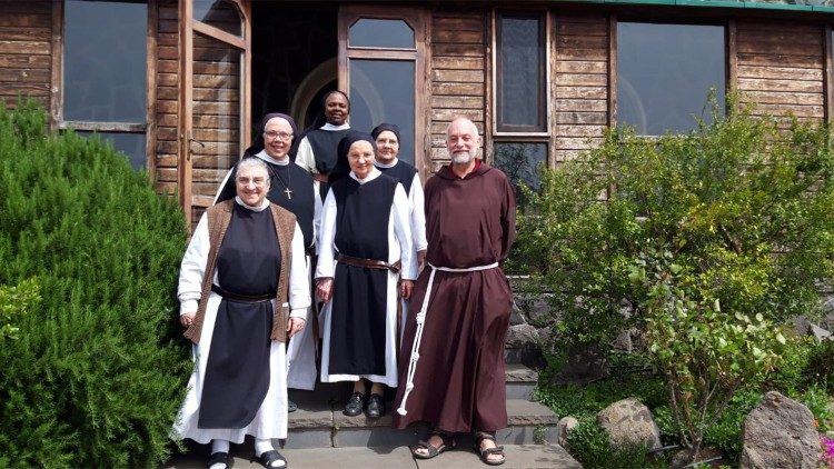 Le monache trappiste di Azeir insieme ad un frate francescano