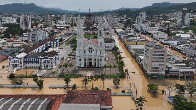 A Catedral de São João Batista, construída pelos Salesianos, em meio à enchente (foto: Rafael Dell Antonia)
